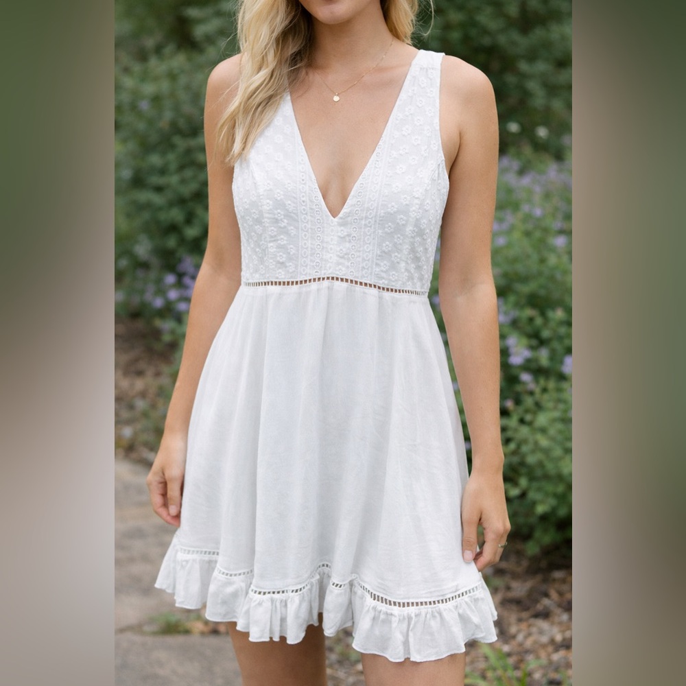 White Embroidered Lace V-Neck Mini Dress | Boho Ruffle Hem | Size L